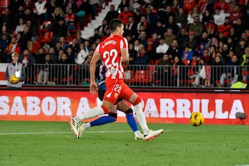 Cesar Montes sale en la foto del gol anotado por Lukebakio