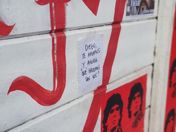 Aficionados se reúnen a las puertas del estadio Diego Armando Maradona, en el barrio de La Paternal.