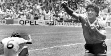 El segundo gol es calificado como "el mejor de la historia". Maradona la toma en media cancha, y tras gambetear a casi toda la defensa inglesa, elude a Shilton y marca el 2 a 0. La jugada de pasar rivales ha sido denominada como el verbo "maradonear".