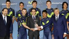 Alejandro Valverde, Nairo Quintana y Eusebio Unzu&eacute; posan junto al presidente de Telef&oacute;nica, Jos&eacute; Mar&iacute;a &Aacute;lvarez Pallete, durante la presentaci&oacute;n del equipo Movistar en el Distrito Telef&oacute;nica.