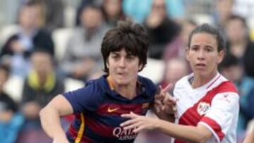 La rayista Alexandra López, novedad en la lista, pelea un balón con Ane Bergara, baja para esta convocatoria.