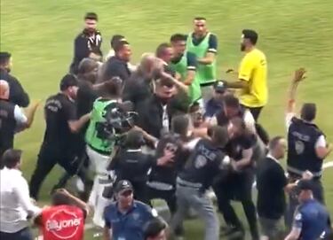 Escándalo en Turquía: lluvia de botellazos al presidente del Fenerbahçe