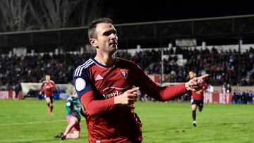 ARNEDO (LA RIOJA), 21/12/2022.- El jugador Kike García del C.A Osasuna celebra el primer gol en el partido de la segunda eliminatoria de la Copa del Rey, entre el C.D Arnedo, de Segunda Federación, y el C.A Osasuna, de Primera División disputado este miércoles en el campo municipal de Sendero de Arnedo. EFE/Raquel Manzanares
