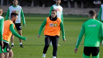 Lirola y Quina, bajas de última hora en el Elche para jugar en Cádiz