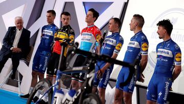 GRAFCVA1282. CALPE, 08/01/2019.- El equipo ciclista belga Deceuninck-Quick Step, autodenominado como los 'Wolfpack' (manada de lobos) hizo su presentación en Calpe y expresó su deseo de volver a repetir este año los éxitos del 2018, en el que ostentaron el récord de 73 triunfos durante la temporada. En la imagen el ciclista español Enric Mas (centro), segundo clasificado en la pasada edición de la Vuelta a España, junto a sus compañeros durante la presentación. EFE/Manuel Bruque