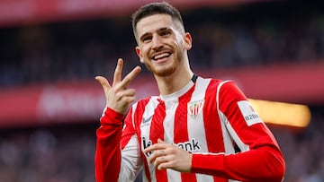 BILBAO, 08/02/2025.- El centrocampista del Athletic Oihan Sancet celebra tras anotar su tercer tanto, el 3-0 del conjunto, durante el encuentro correspondiente a la jornada 23 de LaLiga EA Sports entre el Athletic y el Girona en San Mamés, Bilbao, este sábado. EFE/ Miguel Toña