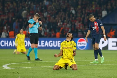 El delantero del PSG desolado tras caer eliminado por el conjunto alemán. En la imagen, la alegria de Mats Hummels tras el pitido final del árbitro, Daniele Orsato, y la tristeza de Kylian.