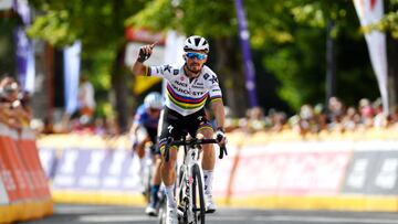 El ciclista francés Julian Alaphilippe celebra su victoria en la primera etapa del Tour de Valonia 2022.
