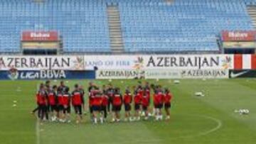 CONJURA. El Atlético se entrenó ayer en el Vicente Calderón para preparar el derbi.