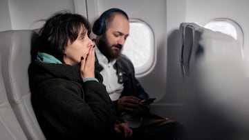 Mujer y hombre en el avión