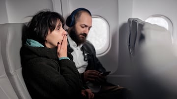 Mujer y hombre en el avión