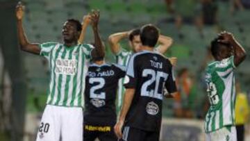 El centrocampista nigeriano del Real Betis Nosa (i) se lamenta tras una ocasión fallada ante el Celta de Vig