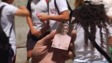 “El nuevo Papa”: a Manuel Pellegrini le hacen un curioso regalo y así reacciona