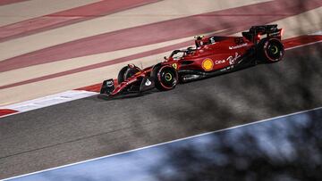 Carlos Sainz rueda con el Ferrari en los Libres 2 de Sakhir.