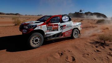 Rallying - Dakar Rally - Stage 3 - Neom, Saudi Arabia - January 7, 2020  Toyota Gazoo Racing&#039;s Fernando Alonso and Marc Coma during stage 3  REUTERS/Hamad I Mohammed