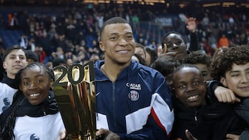 Paris (France), 04/03/2023.- Paris Saint Germain's Kylian Mbappe celebrates with his Top Scorer trophy after scoring his 201 goal with PSG during the French Ligue 1 soccer match between PSG and FC Nantes, in Paris, France, 04 March 2023. Mbappe became the all time goal scorer for PSG with 201 goals. (Francia) EFE/EPA/YOAN VALAT