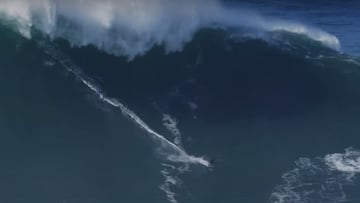 El surfista alem&aacute;n Sebastian Steudtner surfeando una ola gigante en Nazar&eacute; (Portugal) el 29 de octubre del 2020.