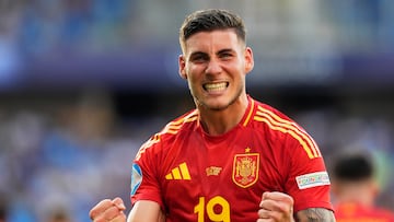 Roberto Fernández celebra un gol con la Sub-21.