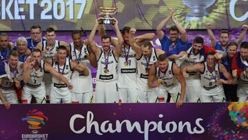 Los jugadores de la selecci&oacute;n eslovena celebra el oro en el Eurobasket de 2017.