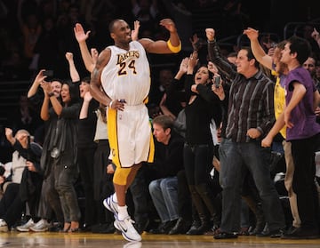 Chamberlain anot¨® al menos 60 puntos 32 veces. El siguiente con m¨¢s partidos as¨ª en la historia es Kobe Bryant, que lleg¨® seis veces. Su segunda mejor marca son los 65 puntos que anot¨® contra los Trail Blazers el 16 de marzo de 2007 (con un 8/12 en triples). Antes, el 22 de enero de 2006, firm¨® sus legendarios 81 puntos en duelo contra Toronto Raptos. Kobe llevaba 26 puntos al descanso pero anot¨® 27 en el tercer cuarto y 28 en el ¨²ltimo (los Lakers ganaron 122-104). Jug¨® 42 minutos y firm¨® un 28/46 en tiros con un 7/13 en triples y un 18/20 desde la l¨ªnea de personal.