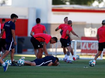 El entrenador del Sevilla ha pasado un mal rato en el entrenamiento de esta tarde y ha tenido que ser atendido por recibir un pelotazo en la cara.
