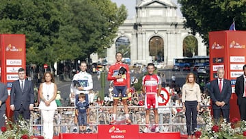 Alberto Contador posa en el podio de la Vuelta a España 2012 junto a Alejandro Valverde y Joaquim 'Purito' Rodríguez.
