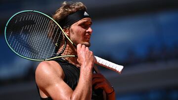 El tenista aleman Alexander Zverev reacciona durante su partido ante Stefanos Tsitsipas en las semifinales de Roland Garros 2021.