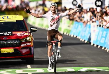 Alegría de Bob Jungels tras la victoria en la novena etapa del Tour de Francia 2022.