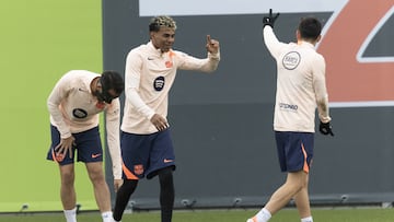 Lamine bromea con Pedri durante el entrenamiento con Eric Garcia por detrás.