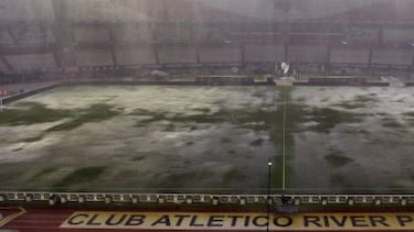 El campo de juego del estadio Monumental totalmente cubierto de agua por el temporal que cayó en Buenos Aires este jueves.