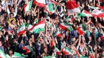 <b>TRAGEDIA.</B> La fiesta que vivieron los aficionados en la grada durante el partido acabó en tragedia.