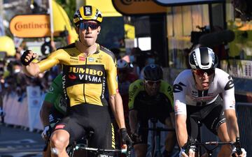 En una etapa ganada por Awout Van Aert, Alaphilippe perdió el liderato tras una penalización de 20 segundos. Adam Yates es el nuevo mailot amarillo y hay 4 colombianos en el top 10: Egan, Nairo, López y Chaves.