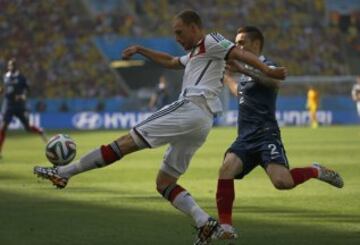 Benedikt Hoewedes y Mathieu Debuchy.