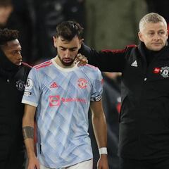 Manchester United: Bruno Fernandes backs under-fire Solskjaer