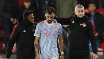 Manchester United: Bruno Fernandes backs under-fire Solskjaer