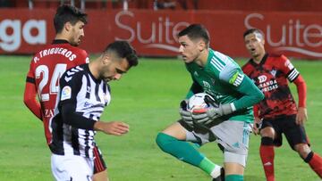 Lizoain atrapa el bal&oacute;n en el choque ante el Castell&oacute;n en Anduva.