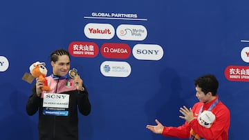 SINGAPORE (Singapore), 01/08/2025.- Gold medalist Osmar Olvera Ibarra of Mexico (L) celebrates as bronze medalist Zongyuan Wang of China gestures during a medal ceremony following the Men's 3m Springboard Diving finals at the World Aquatics Championships Singapore 2025 in Singapore, 01 August 2025. (Singapur) EFE/EPA/FAZRY ISMAIL