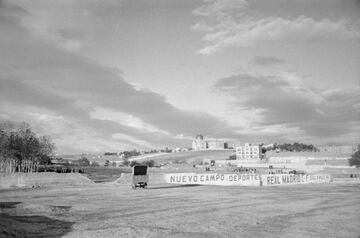 Inicio de las obras del Nuevo Estadio de Chamartín junto a las tapias del antiguo campo, el 27 de octubre de 1944. 

