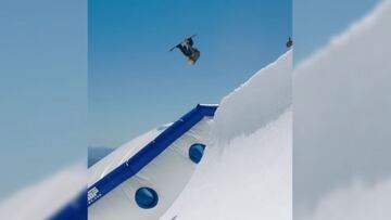 El especialista en surf de olas gigantes Kai Lenny tirando un doble flip en el airbag del Mt Hood.