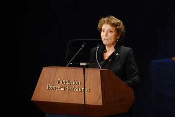 La presidenta de la Fundación Princesa de Asturias, Ana Isabel Fernández, durante su discurso en la gala de la 44º edición de  los Premios en el teatro Campoamor.