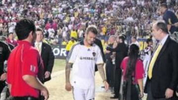<b>RODEADO DE SEGURIDAD. </b>Beckham se retira a los vestuarios momentos después del intento de agresión de un aficionado de Los Galaxy.
