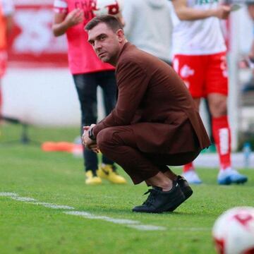 El ex DT de Palestino y Colo Colo pasó por México (Morelia y Tijuana), donde combinó una buena y una mala experiencia. Hoy está sin club.