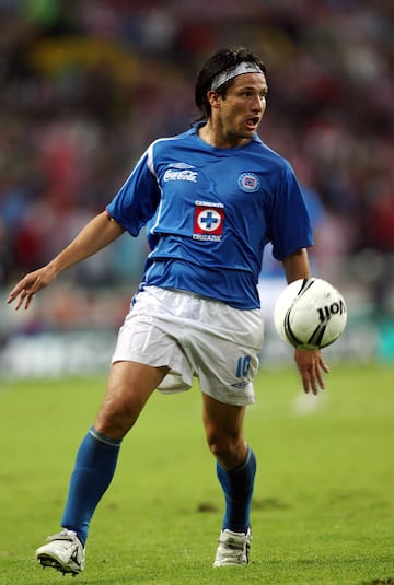 Jugó en Cruz Azul del 2005 al 2007.