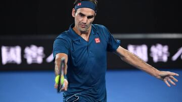 Roger Federer devuelve una bola ante Denis Istomin en el Open de Australia.