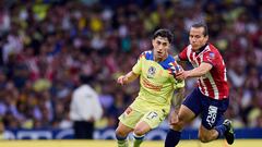 Alejandro Zendejas (L) of America fights for the ball with Fernando Gonzalez (r) of Guadalajara during the Semifinals second leg match between America and Guadalajara as part of the Torneo Clausura 2024 Liga BBVA MX at Azteca Stadium on May 18, 2024 in Mexico City, Mexico.