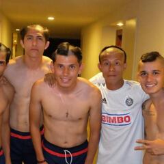 Jugadores de Chivas rapan a canteranos como novatada