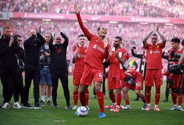 Los Reds celebran el título número 20 de liga tras golear al Tottenham 5-1 en el estadio de Anfield. Enla imagen, Virgil van Dijk.