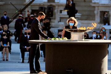 El presidente del Gobierno, Pedro Sánchez, coloca una rosa blanca en el pebetero de homenaje a las víctimas 