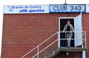 Comenzó a jugar al fútbol a los cuatro años en el Royal Stade Brainois, el equipo de su ciudad natal, y tras ocho años allí pasó a jugar en el Tubize, pero apenas estuvo un tiempo antes de que un ojeador del Lille le llamase para incorporarse a la cantera del conjunto francés (en la imágen el padre de Hazard)