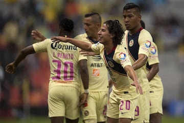 América aprovechó la derrota de Cruz Azul para tomar la cima del fútbol mexicano con un contundente triunfo sobre Xolos en el estadio Azteca. Diego Lainez fue parte de la goleada con una anotación para continuar el romance con la afición azulcrema.
